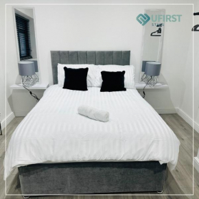 NEWLY REFURBISHED - FREE PARKING - 4 Bedroom Home